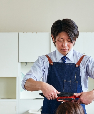 男性スタッフ　ヘアアイロン実践